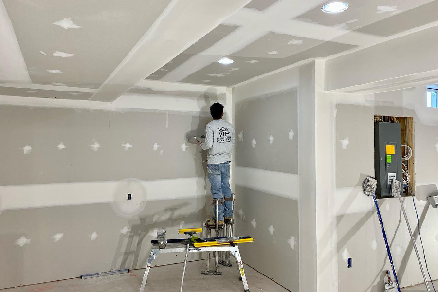 contractor-working-on-a-drywall-repair